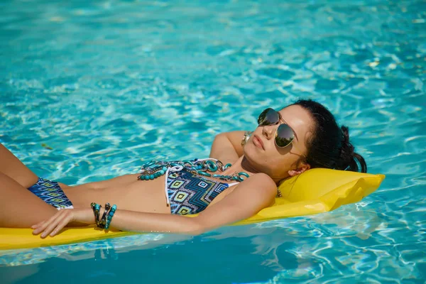 Mujer Relajante Una Piscina Concepto Ocio — Foto de Stock