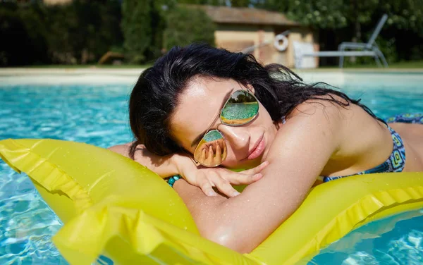 Frau Entspannt Pool Freizeitkonzept — Stockfoto