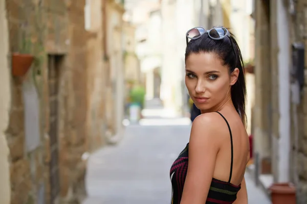 Hermosa Mujer Vestido Verano Caminando Corriendo Alegre Alegre Sonriendo Toscana —  Fotos de Stock