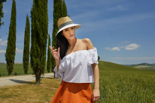 Vrouw Loopt Langs Weg Tussen Velden Een Typisch Toscaanse Landschap — Stockfoto