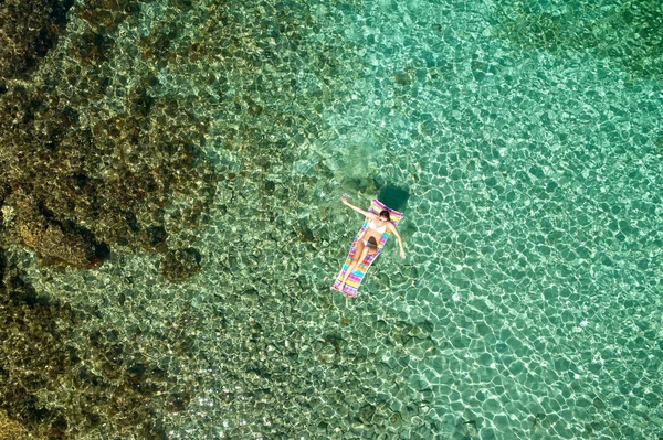 Vue Dessus Jeune Femme Dans Bikini Lumineux Nage Dans Mer — Photo