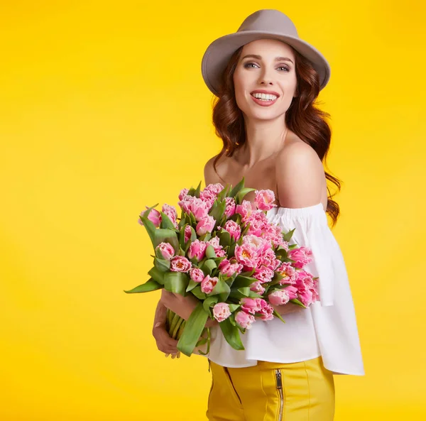 Primavera Menina Iwith Flores Tulipas Mãos Fundo Leve — Fotografia de Stock