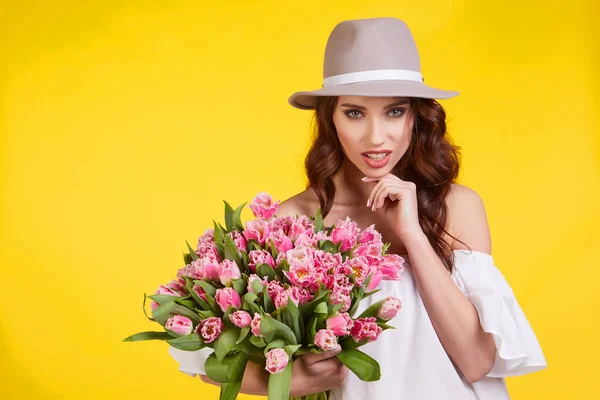 Tavaszi Lány Iwith Virágok Tulipán Kezében Világos Háttér — Stock Fotó