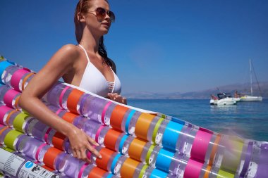 Mutlu kadın deniz ya da okyanus hava yatakta yatan bikini