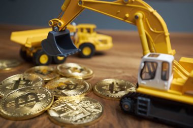 Minyatür resim insanlar Cryptocurrency altın bitcoin üzerinde çalışma