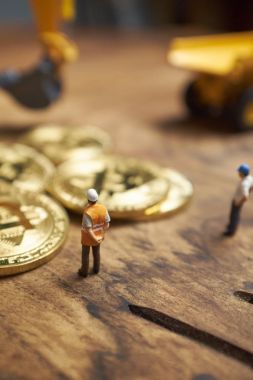 Minyatür resim insanlar Cryptocurrency altın bitcoin üzerinde çalışma