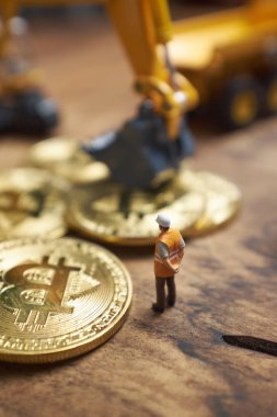 Minyatür resim insanlar Cryptocurrency altın bitcoin üzerinde çalışma