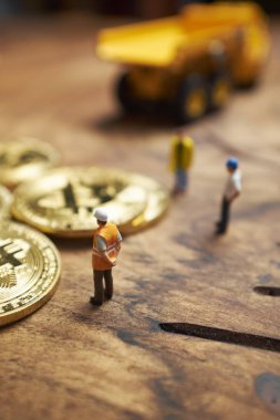 Minyatür resim insanlar Cryptocurrency altın bitcoin üzerinde çalışma