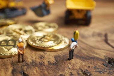 Minyatür resim insanlar Cryptocurrency altın bitcoin üzerinde çalışma