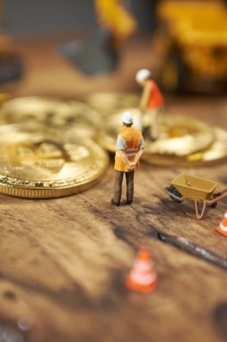 Minyatür resim insanlar Cryptocurrency altın bitcoin üzerinde çalışma