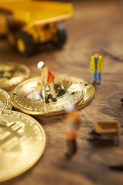 Minyatür resim insanlar Cryptocurrency altın bitcoin üzerinde çalışma