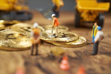Minyatür resim insanlar Cryptocurrency altın bitcoin üzerinde çalışma