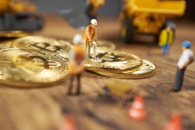 Minyatür resim insanlar Cryptocurrency altın bitcoin üzerinde çalışma