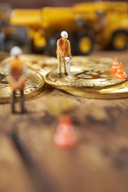 Minyatür resim insanlar Cryptocurrency altın bitcoin üzerinde çalışma