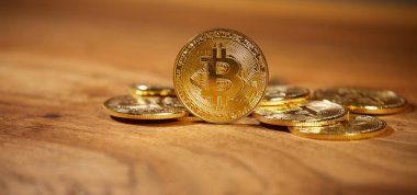 Altın bitcoin dolar arka plan ile. Kripto para birimi için kavramsal görüntü.