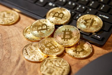 Siyah bilgisayar klavyesindeki altın bitcoins 