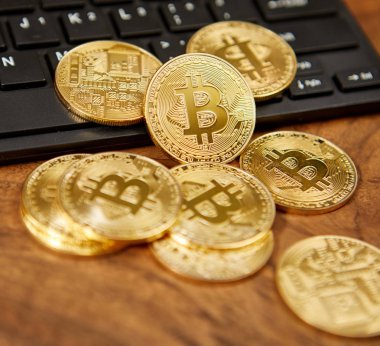Siyah bilgisayar klavyesindeki altın bitcoins 