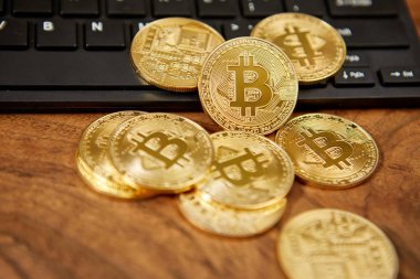 Siyah bilgisayar klavyesindeki altın bitcoins 