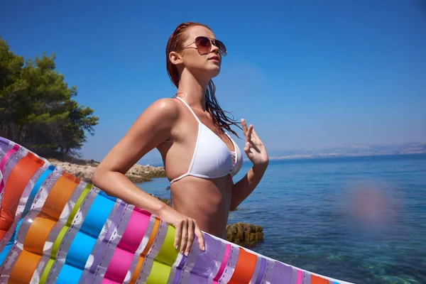 Mujer Feliz Bikini Acostado Cama Aire Mar Océano — Foto de Stock