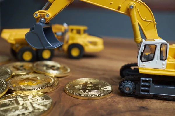 Miniature Figure People Working Cryptocurrency Golden Bitcoin — Stock Photo, Image