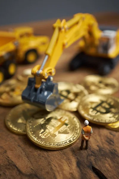 Miniaturfigur Die Der Kryptowährung Bitcoin Arbeitet — Stockfoto