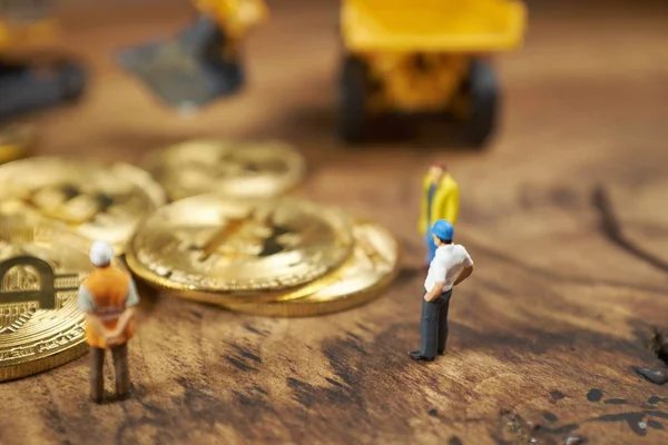 Figura Miniatura Personas Que Trabajan Bitcoin Oro Criptomoneda — Foto de Stock