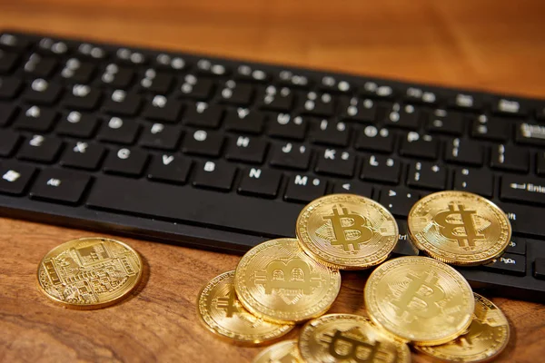 Goldene Bitcoins Auf Schwarzer Computertastatur — Stockfoto