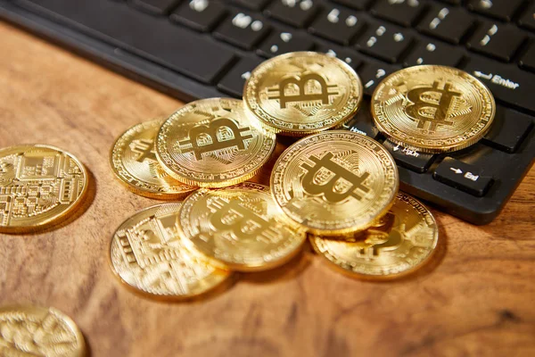 Goldene Bitcoins Auf Schwarzer Computertastatur — Stockfoto