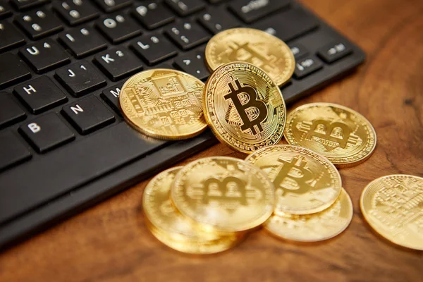 Goldene Bitcoins Auf Schwarzer Computertastatur — Stockfoto