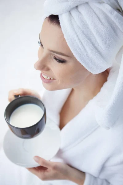 Jovem Mulher Tomando Café Manhã — Fotografia de Stock