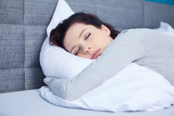 Schönes Mädchen Schläft Schlafzimmer — Stockfoto