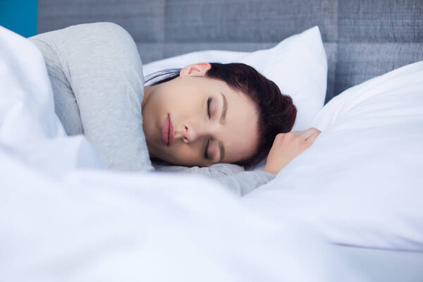 красивая девушка спит в спальне