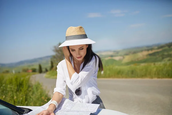 Driver Woman Looking Map — Stock Photo, Image