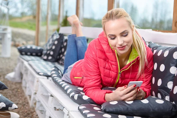 Attraktive Junge Blonde Frau Tippt Telefon Auf Der Terrasse Sonniger — Stockfoto