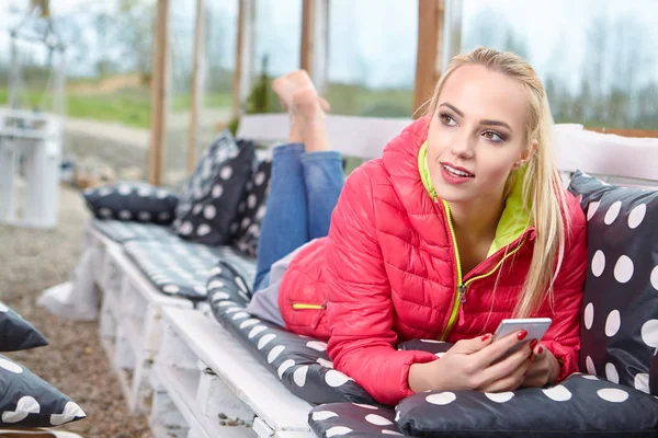 Aantrekkelijke Jonge Blonde Vrouw Typen Telefoon Terras Zonnige Ochtend Ontspannende — Stockfoto