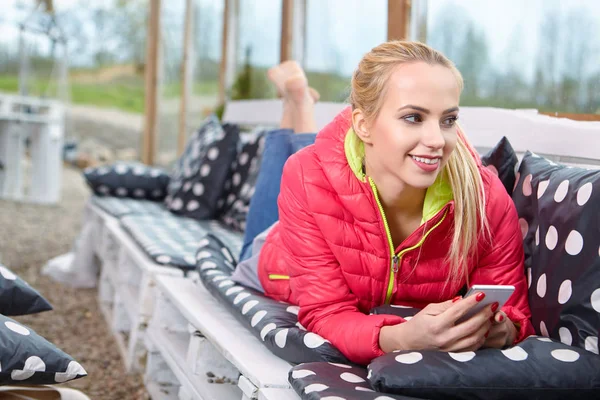 Attraktive Junge Blonde Frau Tippt Telefon Auf Der Terrasse Sonniger — Stockfoto