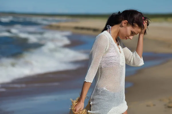 Женщина Наслаждается Прогулкой Пляжу — стоковое фото
