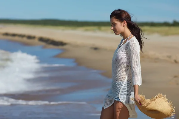 Vrouw Genieten Van Een Wandeling Het Strand — Stockfoto