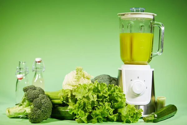 Smoothie Vegetal Dieta Fresca Fundo Verde — Fotografia de Stock