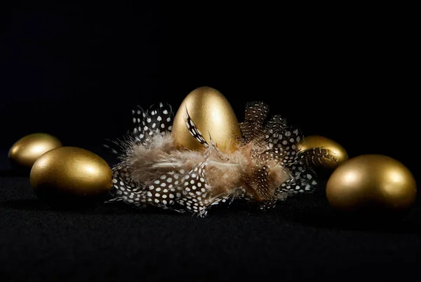 Huevos Gallina Dorada Creativamente Iluminados Verdadero Nido Aves Fondo Negro — Foto de Stock