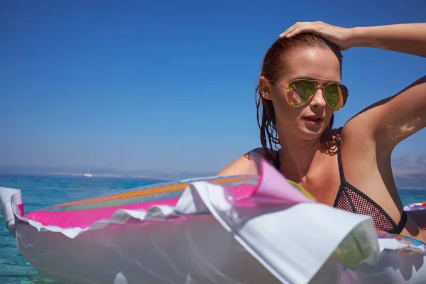 Menina Feliz Desfrutando Férias Verão Colchão Mar — Fotografia de Stock