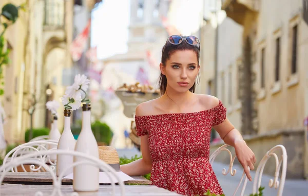 在意大利户外咖啡馆坐着的美丽女人的画像 喝咖啡 — 图库照片