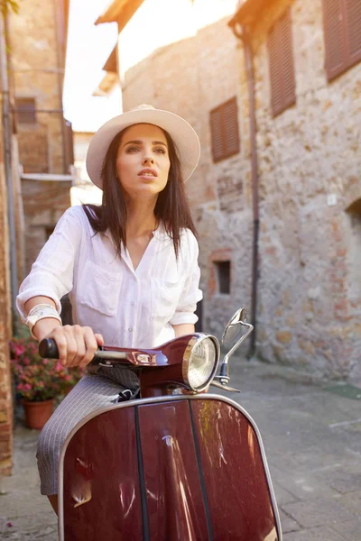 Молодая Красивая Женщина Сидит Итальянском Скутере — стоковое фото