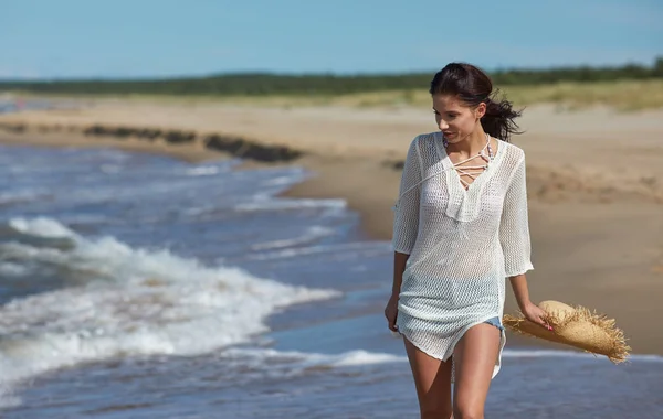 Donna Che Cammina Sulla Spiaggia — Foto Stock