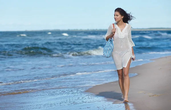 Donna Che Cammina Sulla Spiaggia — Foto Stock