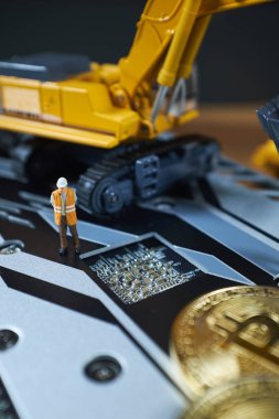 bitcoin incelemesi kavramı; minyatür ekskavatör ve Bitcoin paraları