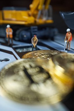 bitcoin incelemesi kavramı; minyatür ekskavatör ve Bitcoin paraları