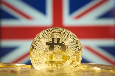Bitcoin (sanal para) ve İngiltere'de bayrak. Yatırımcılar için kavramsal görüntü