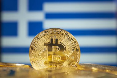 Bitcoin (sanal para) ve Yunanistan bayrağı. Yatırımcılar için kavramsal görüntü