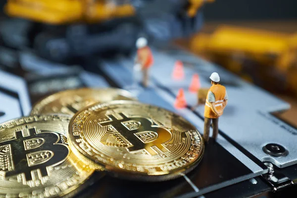 Bitcoin Mining Koncept Miniatyr Grävmaskin Och Bitcoin Mynt — Stockfoto